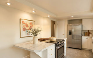 Modern kitchen with warm-glow LED recessed ceiling lights — top-rated picks for homeowners and electricians